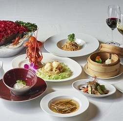 「チャイナルーム 」(6 階 中国料理)女子会プラン 12,000 円。