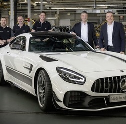 ドイツ・ジンデルフィンゲン工場からラインオフした改良新型メルセデスAMG GTシリーズの量産第一号車、メルセデスAMG GT Rプロ