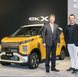 三菱 eKクロス チーフプロダクトスペシャリスト 吉川淳氏(左)と河口まなぶ氏