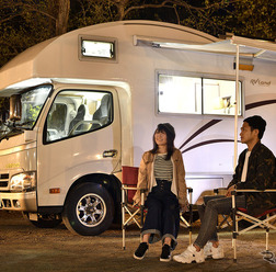 星空を求めてデイキャンプ。ブリッド「STREAMSシリーズ」と共に(モデル:亜桜みくり、湯本大輔)