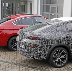 BMW X6 新型プロトタイプ（手前）と現行型X6Mのルーフ比較