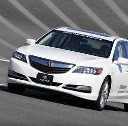 新開発の10速オートマチックトランスミッションを搭載した、アキュラ RLX
