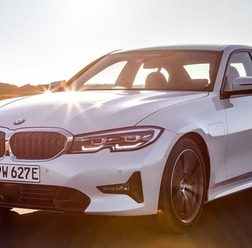 新型BMW 3シリーズ の 330eセダン