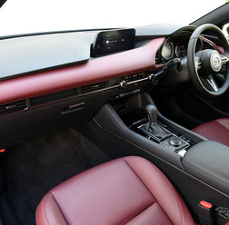 新型 マツダ3 ファストバック SIGNATURE STYLE XD Burgundy Selection