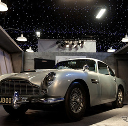 『007ゴールドフィンガー』と『007サンダーボール作戦』の撮影で用いられたアストンマーティンDB5(2010年のオークション)。