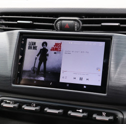 センタークラスターパネルにタブレットが装着された車両の例（製作ショップ：アンティフォン）。