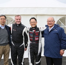 (左から)佐藤俊男TMG社長、トミ・マキネンチーム代表、豊田章男チーム総代表、嵯峨宏英チーム副代表