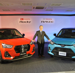 ダイハツ・ロッキー(赤)/トヨタ・ライズ(青)報道発表会