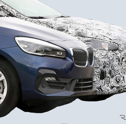 BMW 2シリーズアクティブツアラー の現行型（左）と次期型プロトタイプ（スクープ写真）