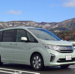 ホンダ ステップワゴン G・EX Honda SENSING。エンジンは1.5リットルターボ。スパーダ ハイブリッド G・EX Honda SENSINGとの価格差は71万円と、結構大きい。うっすら雪化粧の川場村にて。