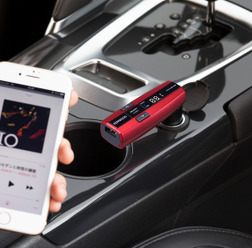 「Bluetooth」に対応した「FMトランスミッター」(ケンウッド)。