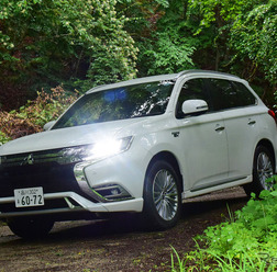 三菱アウトランダーPHEV。奥日光湯西川の山道にて。