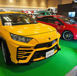 「大阪オートメッセ2020」に展示されたランボルギーニ風のトヨタRAV4と、フェラーリ風のプリウス