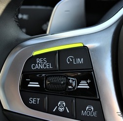 BMW 3シリーズ 新型の「高速道路渋滞時ハンズ・オフ機能付き渋滞支援システム」作動時に光るステアリング