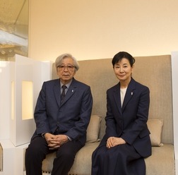 山田洋次監督と主演の吉永小百合 (c) 2015「母と暮せば」製作委員会