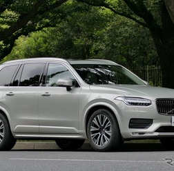 ボルボ XC90 B5 AWD MOMENTUM