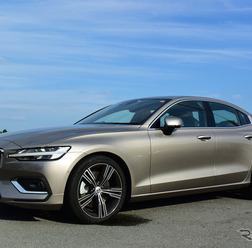 ボルボ S60 T5 Inscriptionのフロントビュー。実車は大変に伸びやかな印象で、そのイメージをなるべくトレースできるような焦点距離と角度で撮ってみた。