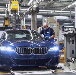 BMWのドイツ・ディンゴルフィンク工場で生産が開始された5シリーズ改良新型