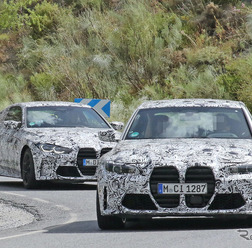 BMW M3セダン(手前)&M4クーペ(奥)新型プロトタイプ(スクープ写真)