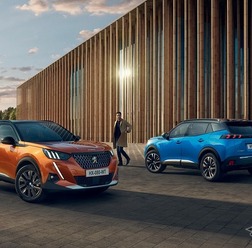 プジョー SUV 2008(左)とSUV e-2008