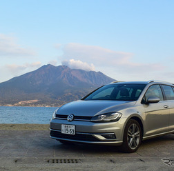 フォルクスワーゲン ゴルフ ヴァリアントTDI ハイライン。鹿児島の磯海水浴場にて。