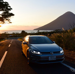 VW ゴルフ ヴァリアントTDI ハイラインマイスター。夕刻の薩摩半島南端を走行中。背後に見えるのは本土最南端の火山、開聞岳。