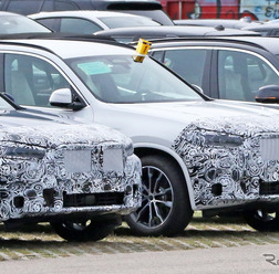 BMW X3 M40i 改良新型プロトタイプ（写真右）。左はX4のプロトタイプ