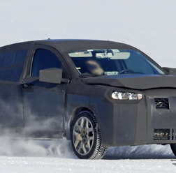 フィアットのハイライディング・セダン開発車両(スクープ写真)