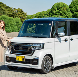 ホンダ N-BOX Custom (ホンダアクセス 純正アクセサリー装着車)と伊藤梓氏