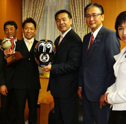 （右から）三原じゅん子 自由民主党モータースポーツ振興議員連盟事務局長、古屋圭司 自由民主党モータースポーツ振興議員連盟会長、馳浩 文部科学大臣、中須賀克行選手、吉川和多留監督（YAMAHA FACTORY RACING TEAM）、大島裕志 MFJ会長