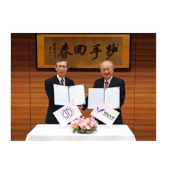 握手を交わす木南英紀順天堂大学学長(左)と福宮賢一明治大学学長(右)