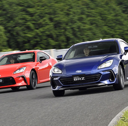 トヨタ GR 86（左）とスバル BRZ（右）