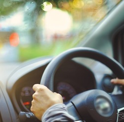 運転にも大切な「視野」。40代以上の20人に一人が有病者という緑内障は、早期発見が肝心だ(写真はイメージ)