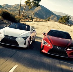 左：LC500コンバーチブル（北米仕様）/右：LC500（北米仕様）