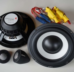 取り付け性の高い「パッシブ」が付属されたミドルグレードスピーカーの一例(ビーウィズ・Reference AM Duo165S)。