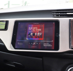 『canarino12V-Mk2』が搭載された“ウェイブトゥポート（鳥取県）”のデモカー。写真は、『canarino12V-Mk2』を操作するためのタブレット。