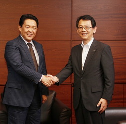 EVバイクについて対談する二輪事業本部長・青山真二氏（左）とヤマハＭＣ事業本部長・渡部克明氏（右）