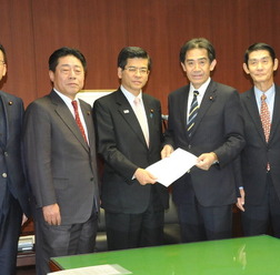 公明党議員懇話会の伊藤渉幹事長、北側一雄会長、石井啓一国交相、自民党議連の逢沢一郎会長、今枝雅弘幹事長、三原じゅん子事務局長(左から)
