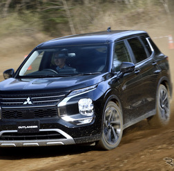三菱 アウトランダーPHEV 新型に公道＆オフロードで試乗
