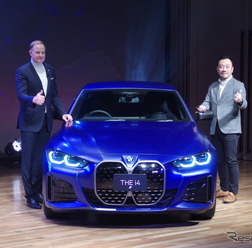 BMW i4日本導入。ヴィードマン社長(向かって左)と岩崎プロダクトマネージャー