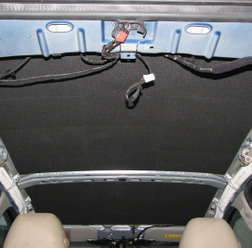 「フェリソニ」の部材を用いてルーフへの「車内静音化」作業を施した例。