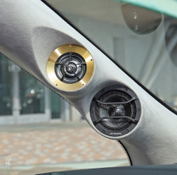 「3ウェイスピーカー」を搭載したオーディオカーの一例(製作ショップ:カーオーディオクラブ<大阪府>)。