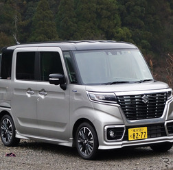 スズキ スペーシアカスタム HYBRID XSターボのフロントビュー。ノーマル系がポップな雰囲気であるのに対し、カスタムは大型メッキグリルや細目のヘッドランプなど守旧的なミニバンデザイン。