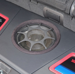 「ユニットサブウーファー」がシステムに組み込まれたオーディオカーの一例(製作ショップ:レジェーラ<静岡県>)。