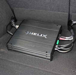 「パワーアンプ内蔵DSP」を使用してシステムメイクしたオーディオカーの一例(製作ショップ:ブリーズ<奈良県>)。