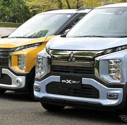三菱 eKクロスEV(右)とeKクロス(左)