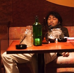 『俳優 亀岡拓次』のお酒マナー講座 - (C) 2016『俳優 亀岡拓次』製作委員会