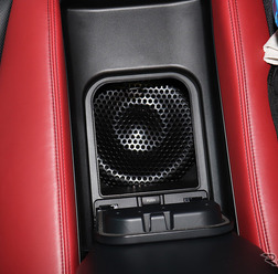 「サブウーファー」の音をトランクスルーを経由して車室内に届けているオーディオカーの一例（製作ショップ：アミューズ＜広島県＞）。