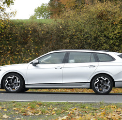 VW パサート 次期型プロトタイプ(スクープ写真)