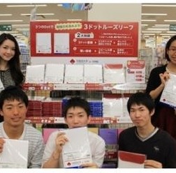 売場に並ぶ商品と早稲田学生